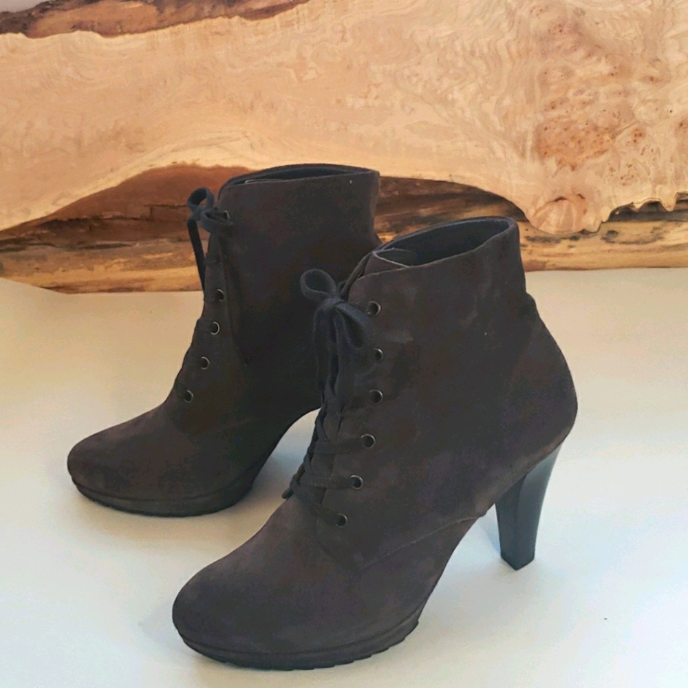 [$135 w/FREE SHIPPING!!] -- Paul Green - RARE Suede Ankle Booties
